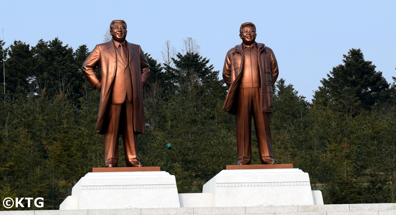 Estatuas del Presidente eterno de Corea del Norte Kim Il Sung y del Líder Kim Jong Il en la Colina Janam en la ciudad de Kaesong, Coea del Norte (RPDC). Foto sacada por KTG Tours