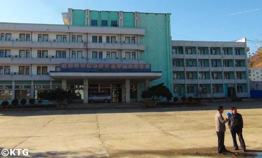 L'hôtel Jangsusan dans la ville de Pyongsong, Corée du Nord, RPDC. C'était en 2013 lorsque la ville a été ouverte au tourisme. Photographie prise par KTG Tours.