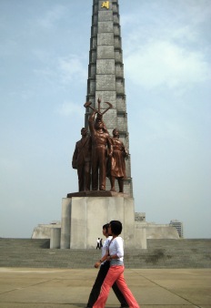 Paseando bajo la Torre Juche