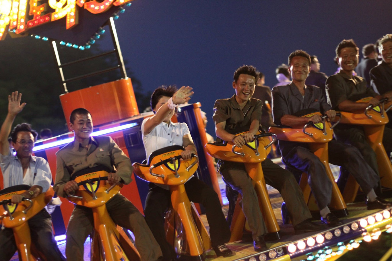 Parc d'attractions nocturne de Kaeson à Pyongyang, capitale de la Corée du Nord. De nombreux habitants se rassemblent ici pendant les vacances. Voyage organisé par KTG Tours