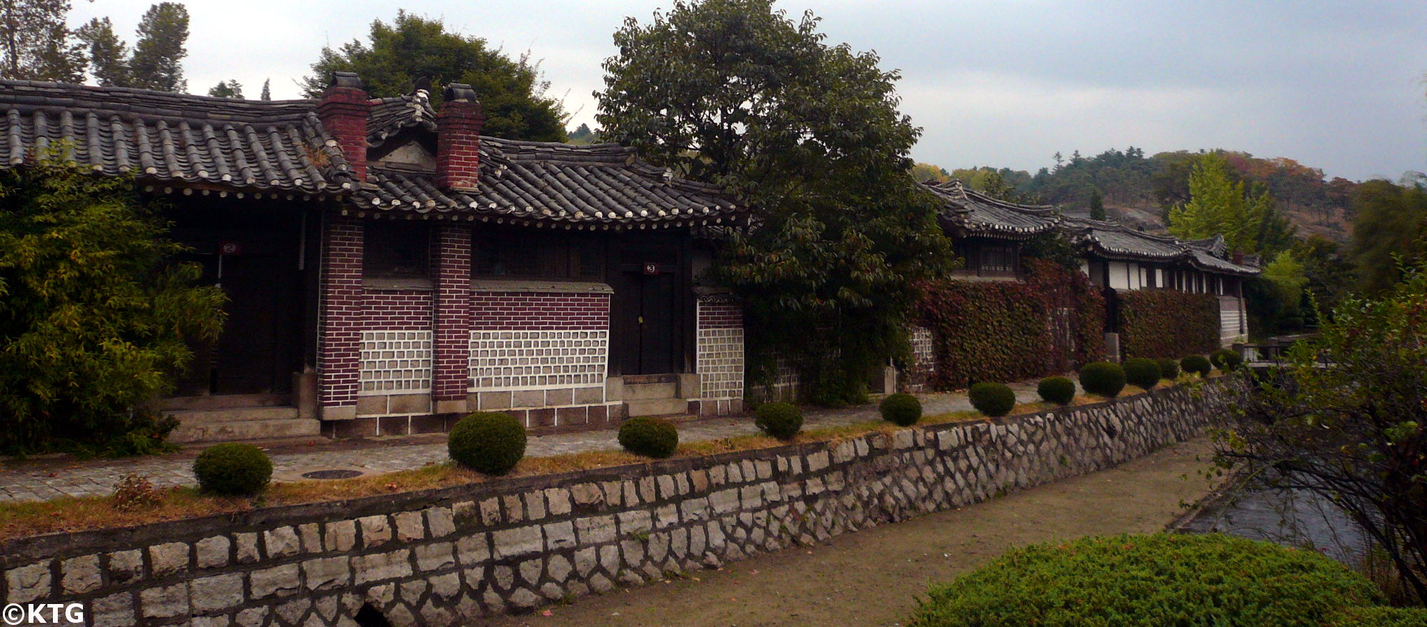Kaesong Folk Hotel. El hotel Minsok está ubicado en la parte antigua de la ciudad de la histórica ciudad de Koryo, capital de la dinastía Koryo. Explore la RPDC con KTG Tours