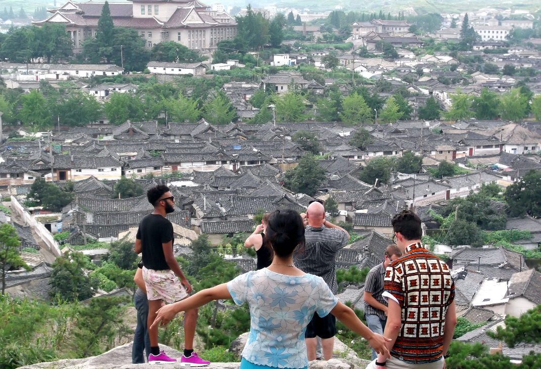 Groupe de voyageurs dans la ville de Kaesong, Corée du Nord (RPDC)