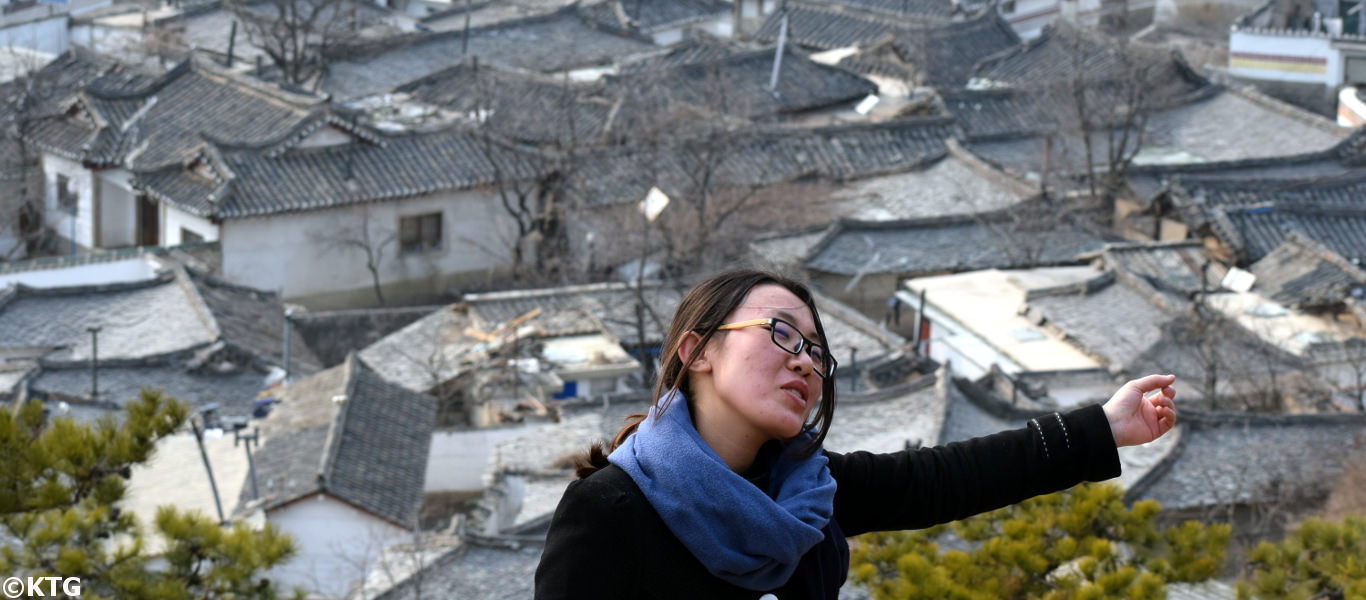 Parte antica della città di Kaesong, Corea del Nord (RPDC). L'hotel coreano Minsok Folk si trova qui e alcuni dei suoi complessi arrivano fino ai piedi del monte Janam. Foto scattata da KTG Tours