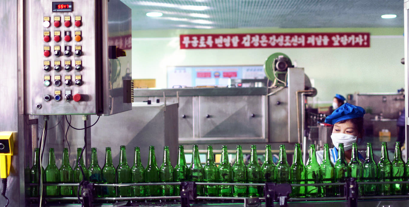 Fábrica de embotellados de agua mineral en Kangso, cerca de Nampo en Corea del Norte