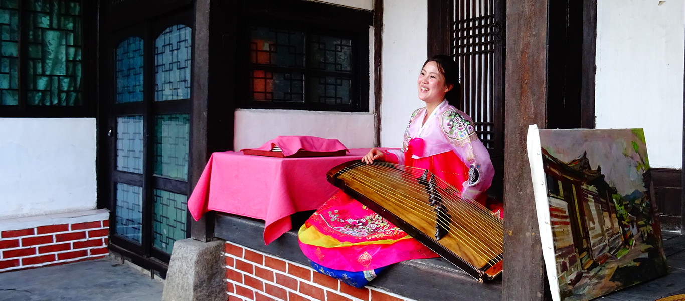 Chica norcoreana tocando el Kayagum en el hotel tradicional coreano de Kaesong el Minsok Hotel o lo que es lo mismo el hotel folclórico. Kaesong es una antigua ciudad en Corea del Norte, cerca de Corea del Sur y de la zona desmilitarizada. Viaje organizado por KTG