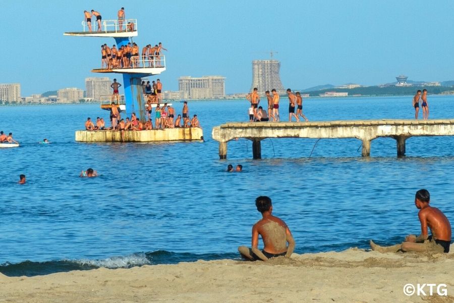 Niños en una playa de Corea del Norte. La playa Songdowon está en la ciudad de Wonsan, RPDC. Viaje organizado por KTG Tours.