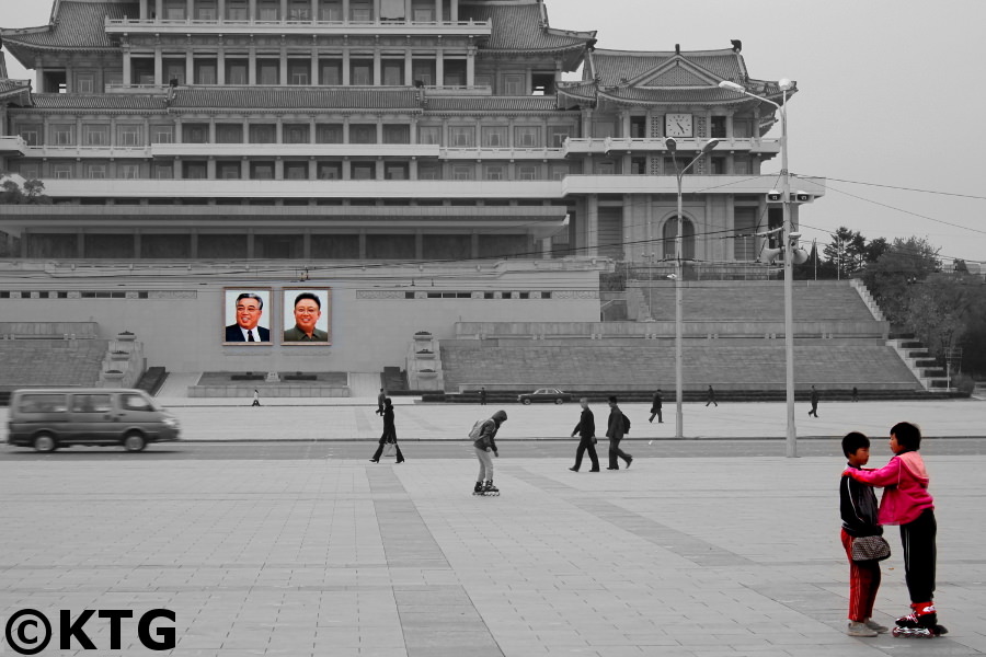 Des enfants dans la Place Kim Il Sung à Pyongyang, capitale de la Corée du Nord. Photo prise par KTG Tours