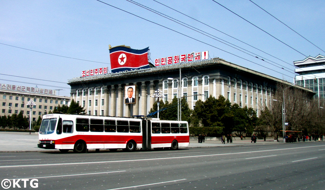 Portrait d'un jeune Kim Il Sung dans le bâtiment du ministère des Affaires étrangères sur la place Kim Il Sung. Cela a été enlevé et un portrait d'un président plus âgé et souriant Kim Il Sung a été placé au pied de la place avec celui du chef Kim Jong Il. Photo prise par KTG Tours