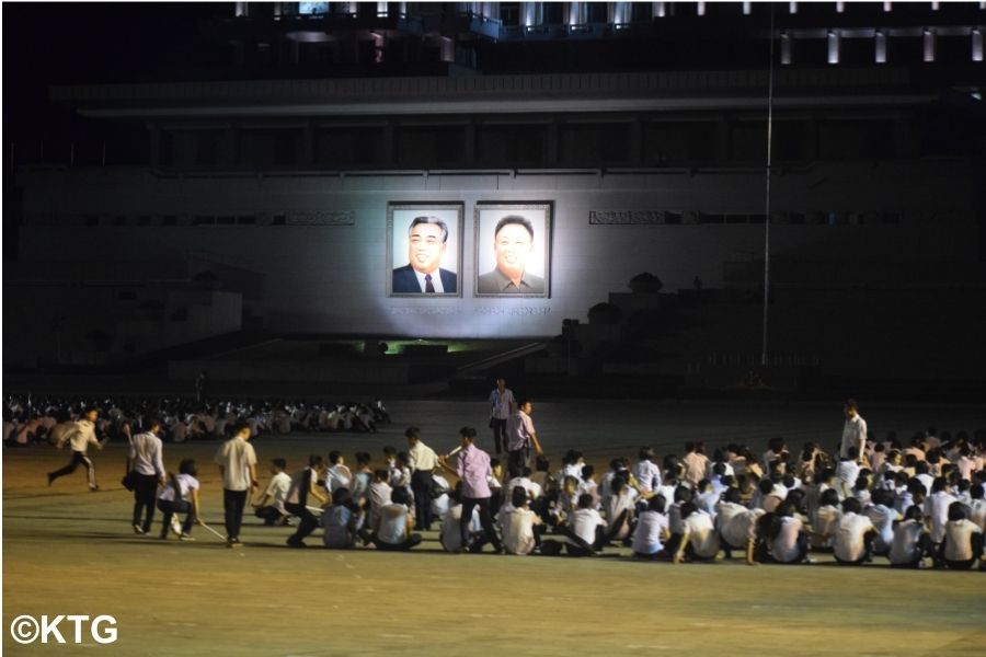 Plaza Kim Il Sung por la noche en el Día de la Liberación, 15 de agosto, Pyongyang capital de Corea del Norte (RPDC). Viaje organizado por KTG Tours
