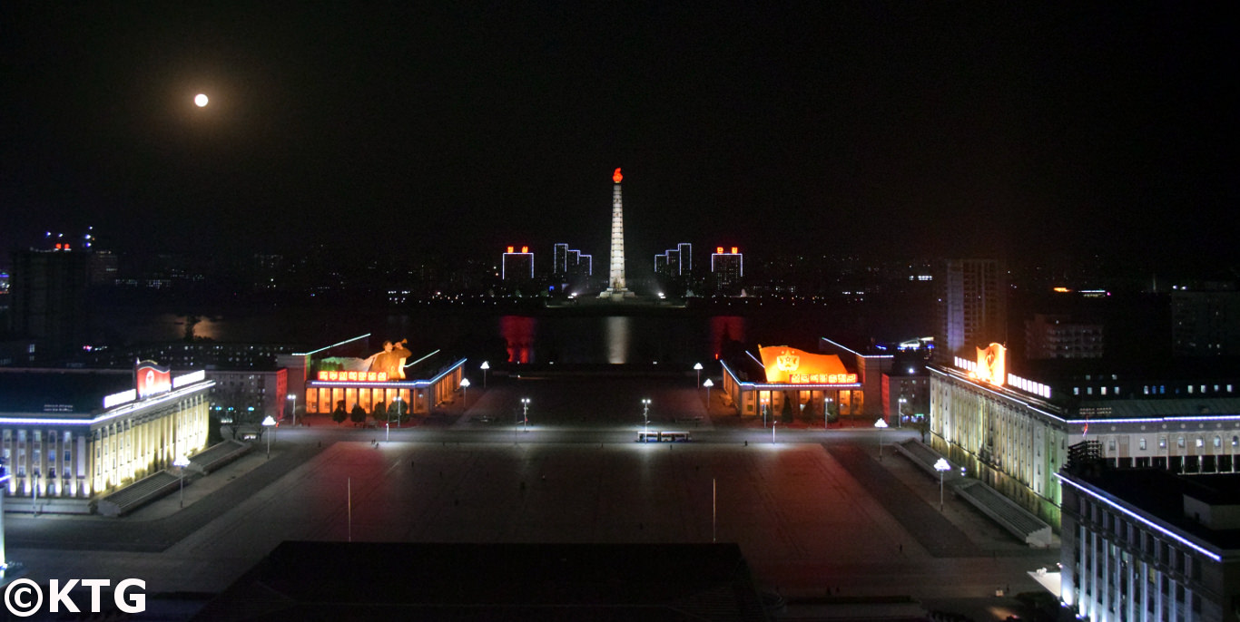 Foto nocturna de la plaza Kim Il Sung en Pyongyang, Corea del Norte, sacada desde el Gran Palacio de Estudios del Pueblo. Foto sacada por KTG Tours