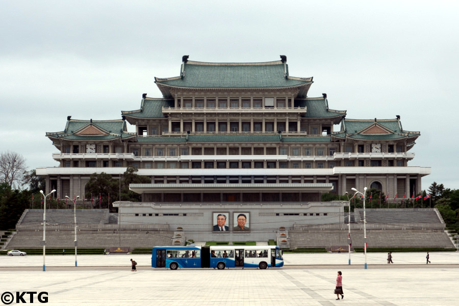 Autobús por la plaza Kim Il Sung, capital de Corea del Norte. Viaje organizado por KTG Tours