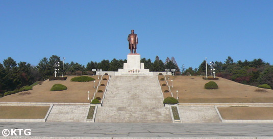 Estatua del Presidente Kim Il Sung en la colina Janam en Kaesong, Corea del Norte (RPDC). Foto sacada por KTG en el año 2008