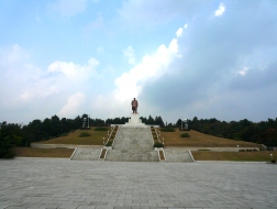 Monumento de bronce de Kim Il Sung en Kaesong, Corea del Norte