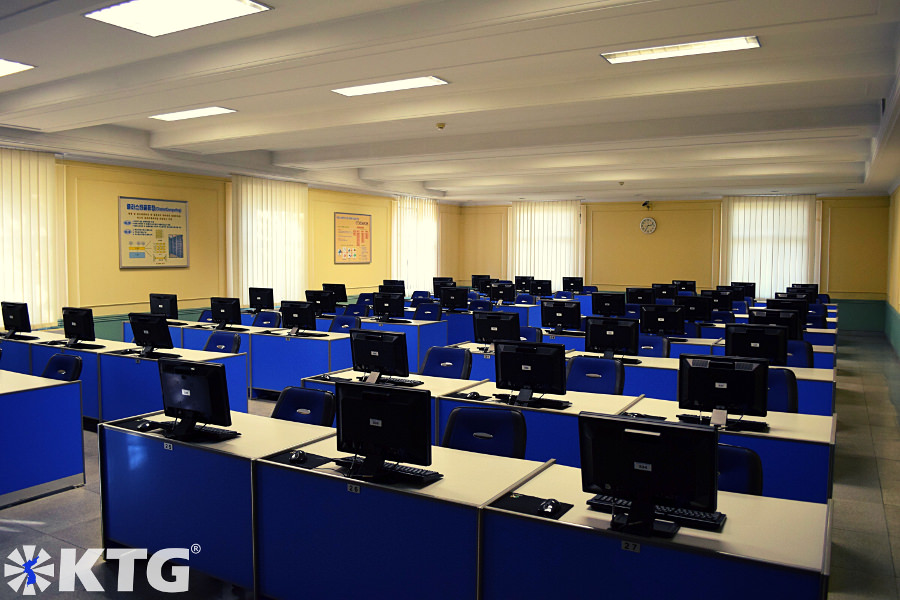 Salle informatique de l'Université Kim Il Sung de Pyongyang, capitale de la Corée du Nord. Photo prise par KTG Tours