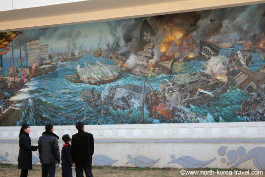 Escena de batalla naval entre la Dinastía Choson de Corea y los japoneses. Pintura en el museo folclórico de Pyongyang