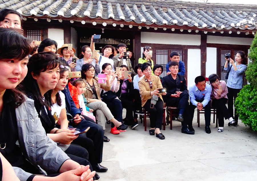 Turistas de Corea del Norte sacando fotos a turistas extranjeros en la ciudad de Kaesong. Viaje organizado por KTG