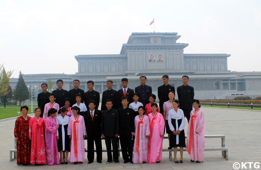 Grupo de norcoreanos posando para una foto en el Palacio del Sol de Kumsusan en Pyongyang, Corea del Norte (RPDC). Fotografía realizada por KTG