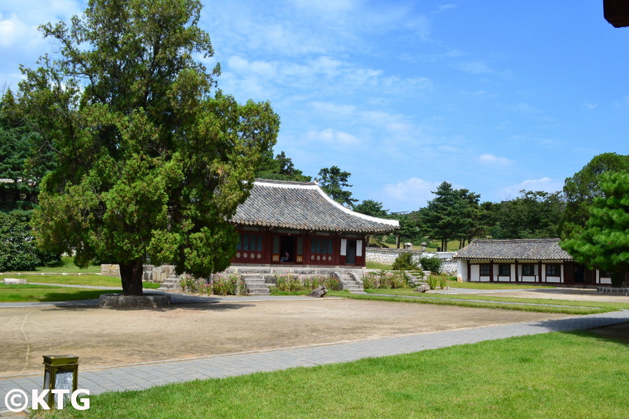 Museo Koryo en la ciudad de Kaesong, Corea del Norte (RPDC). Esta solía ser la instalación educativa más alta durante las Dynasities de Koryo y Choson (Joson), algo así como una universidad hoy en día. Kaesong fue la capital de la dinastía Koryo. ¡Visite esta ciudad única con KTG Tours!