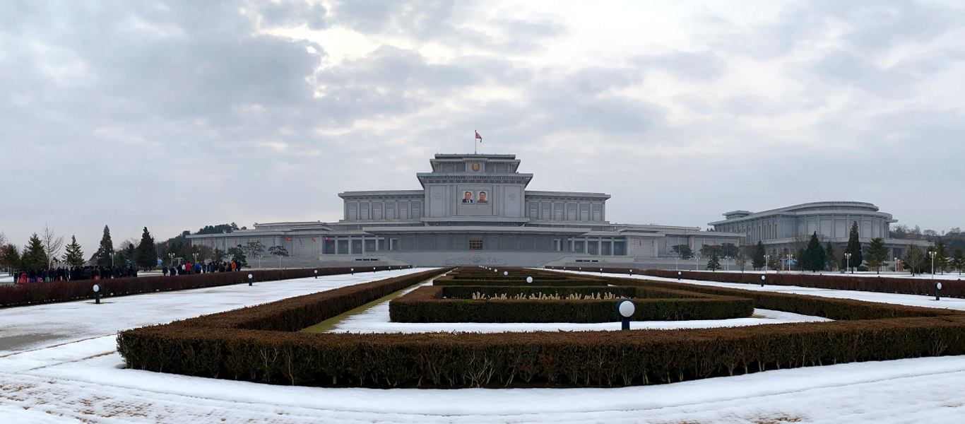 Palais du Soleil Kumsusan &agrave; Pyongang | KTG&reg; Tours | l'endroit le plus sacr&eacute; de la Cor&eacute;e du Nord. Il ne doit PAS &ecirc;tre appel&eacute;  un mausol&eacute;e en RPDC. Lisez ce que c'est &agrave; l'int&eacute;rieur et comment se comporter l&agrave;-bas.