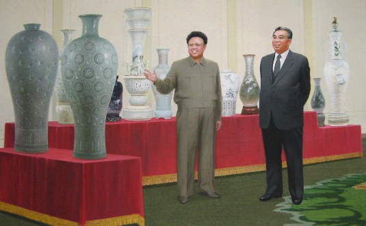 Cuadro de los Líderes Kim Jong Il y Kim Il Sung en el estudio de artes de Pyongyang, capital de Corea del Norte