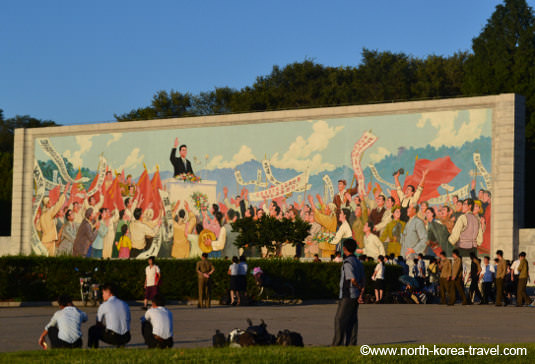 Peinture murale montrant le discours du jour de la libération prononcé par le président éternel Kim Il Sung