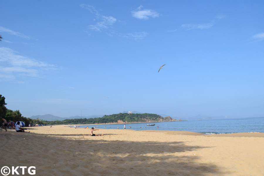 Un norcoreano se relaja en la playa de Majon en el distrito de Hungnam, cerca de Hamhung city