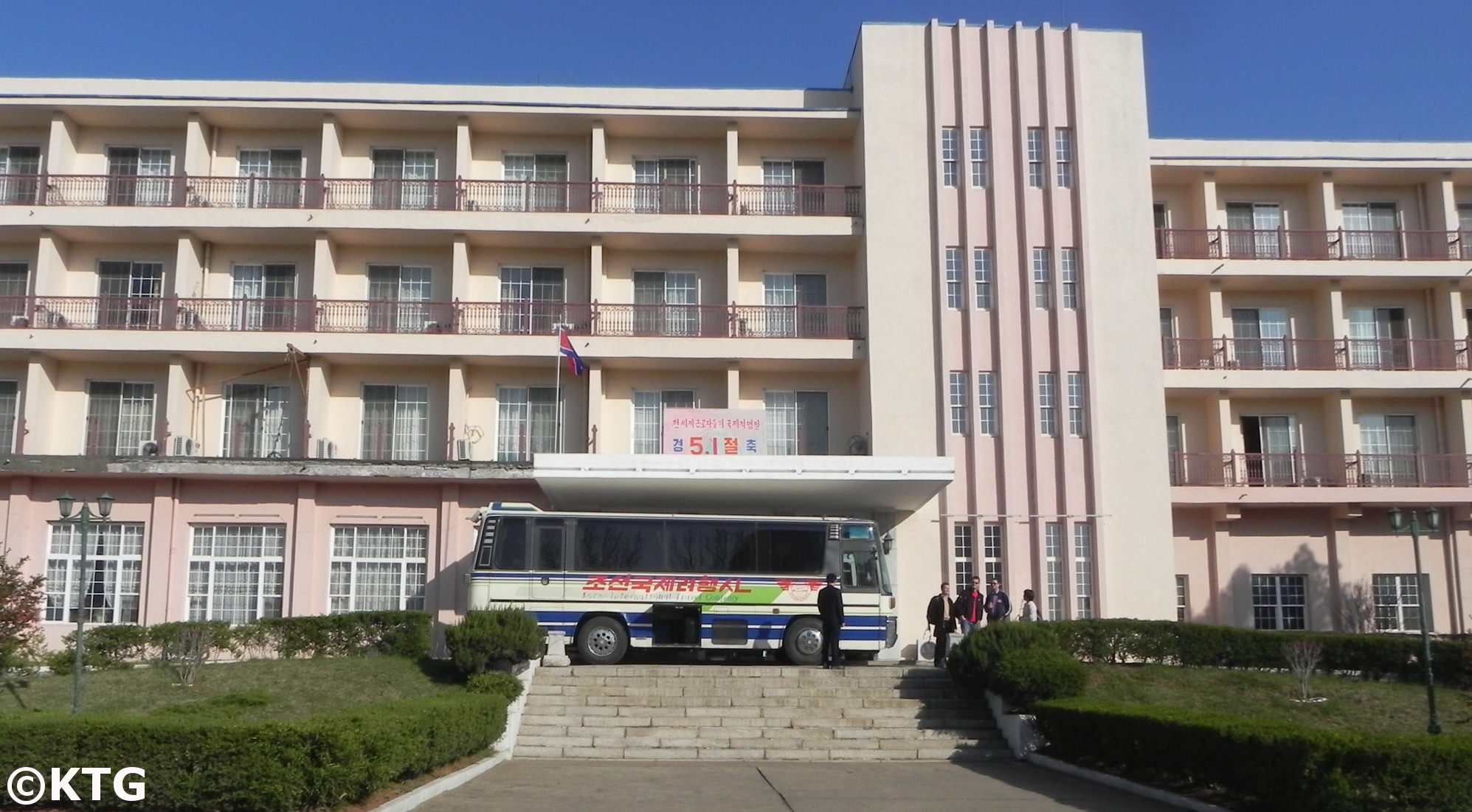 Hotel 3.8 en la ciudad de Sariwon durante el Día del Trabajador, Corea del Norte (RPDC). Foto tomada por KTG Tours