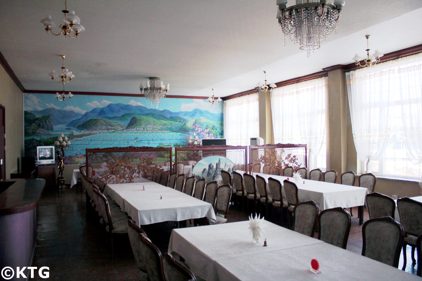 Ristorante nell'Hotel Sariwon 8 Marzo in Corea del Nord, RPDC. Foto scattata da KTG Tours. Quello che vedi nell'immagine è un allevamento ittico locale, Bomanri, situato tra Pyongyang e Kaesong nella provincia di Hwanghae del Nord.