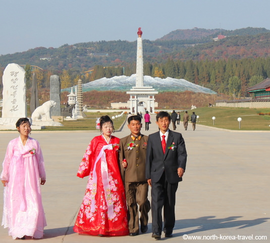 Imagen de recién casados en el Parque Folclórico de Pyongyang, capital de Corea del Norte