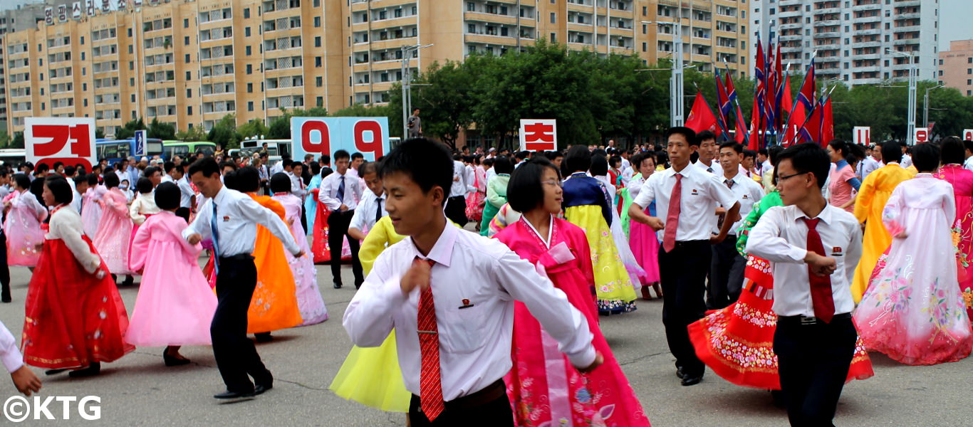 Danse de masse le jour de la fête nationale de Pyongyang. Ce jour est le 9 septembre. Photo prise par KTG Tours