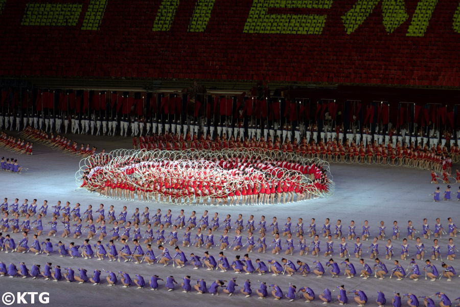 Espectáculo acrobático durantes los mass games en Pyongyang, Corea del Norte (RPDC). Esto es en el Estadio Rungrado May Day en Pyongyang. Foto tomada por KTG Tours