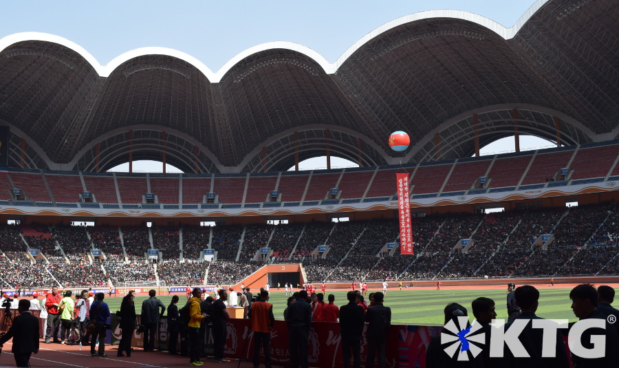 Partido de fútbol en el estadio Primero de Mayo Rungrado durante el Maratón de Pyongyang 2016, capital de Corea del Norte, RPDC. Fotografía realizada por KTG Tours