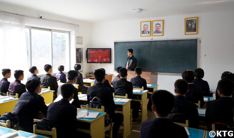 Lección en la escuela secundaria número uno de Kim Jong Suk en la ciudad de Pyongsong, capital de la provincia de Pyongan del Sur, Corea del Norte (RPDC). Fotografía realizada por KTG Tours