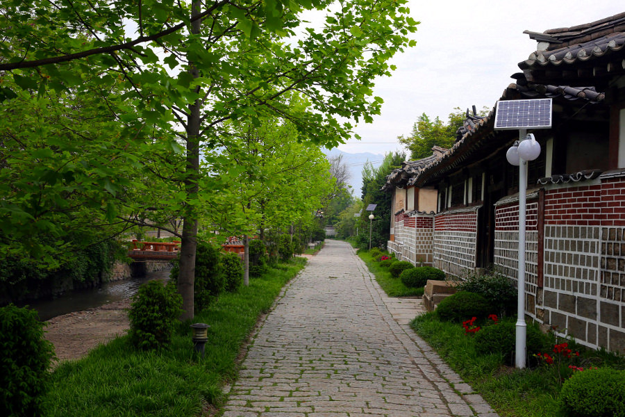 Minsok Folk Hotel en Kaesong en Corea del Norte (RPDC). Hotel tradicional coreano con patio donde la gente duerme y come en el suelo. ¡Compruébalo con KTG® Tours!