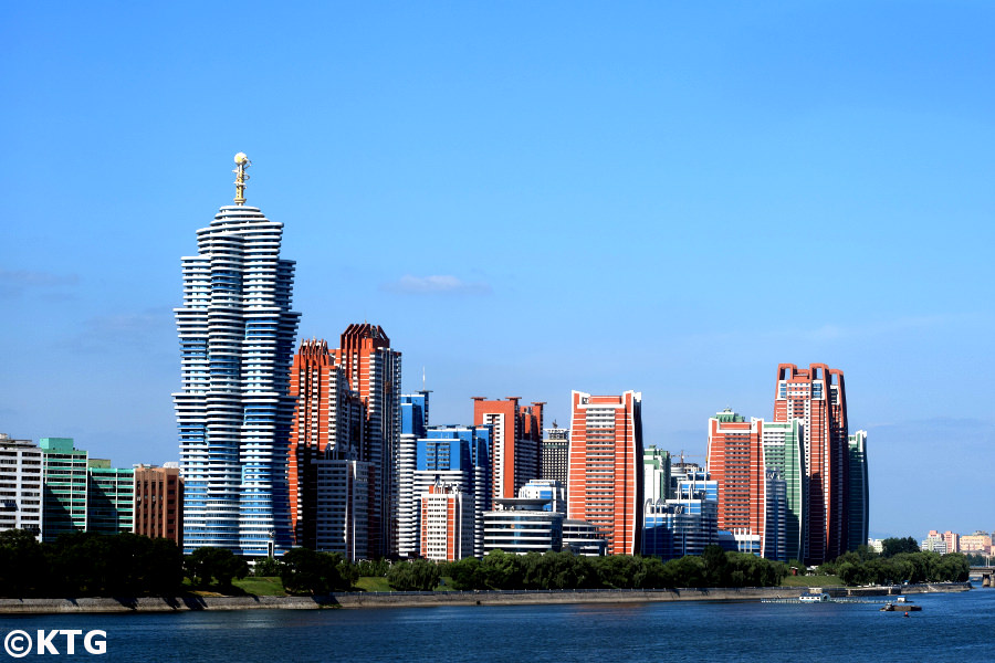 Rue du futur scientifique Mirae à Pyongyang, capitale de la Corée du Nord. Il a une architecture futuriste qui contraste avec le reste du pays. La rue a été construite en moins d'un an et abrite des scientifiques et des professeurs d'université. Photo prise par KTG Tours