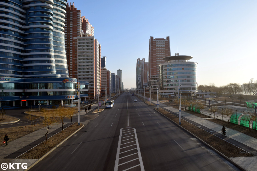 Mirae Straße alias Zukunftswissenschaftler Straße in Pjöngjang, der Hauptstadt von Nordkorea. DVRK-Wissenschaftler und Professoren wohnen in den Apartments hier. Reise arrangiert von KTG Tours