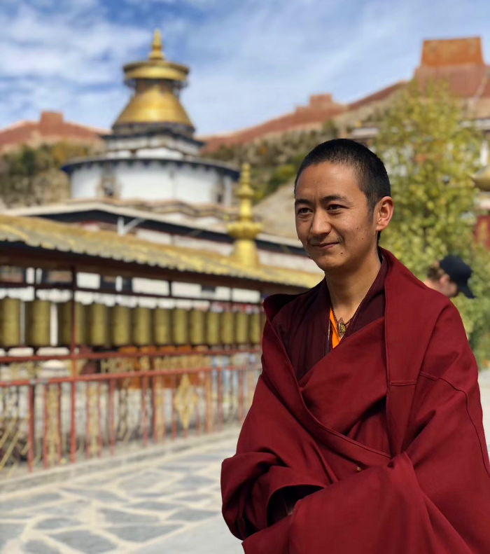 Monje tibetano en el monasterio de Gyantse en el Tibet, China