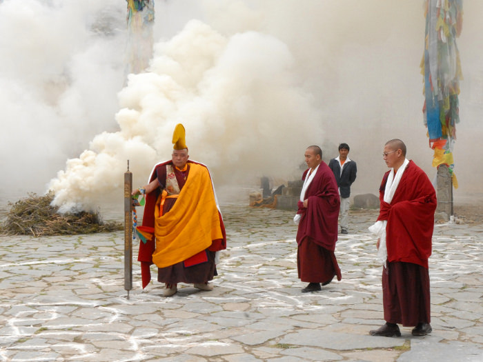 Monjes en el monasterio de Samye en el Tibet, China