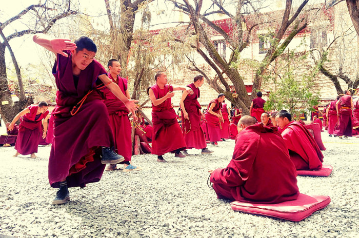 Monjes tibetanos debatiendo en el monasterio de Sera en Lhasa, Tibet, China