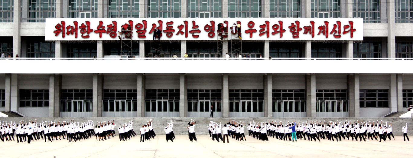Trabajadores en Corea del Norte haciendo ejercicios matinales