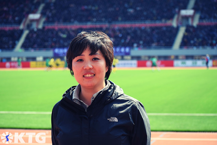 La guía norcoreana Miss Yu en el estadio Kim Il Sung durante la maratón de Pyongyang. Foto de Corea del Norte tomada por KTG Tours