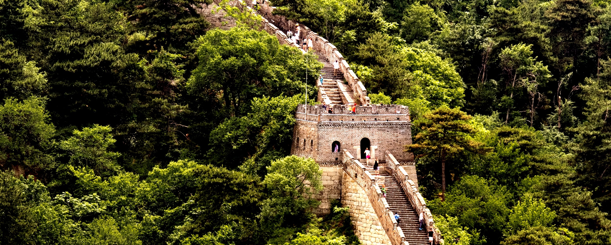 La sección de la Gran Muralla de China Mutianyu se encuentra en un lugar boscoso con riachuelos