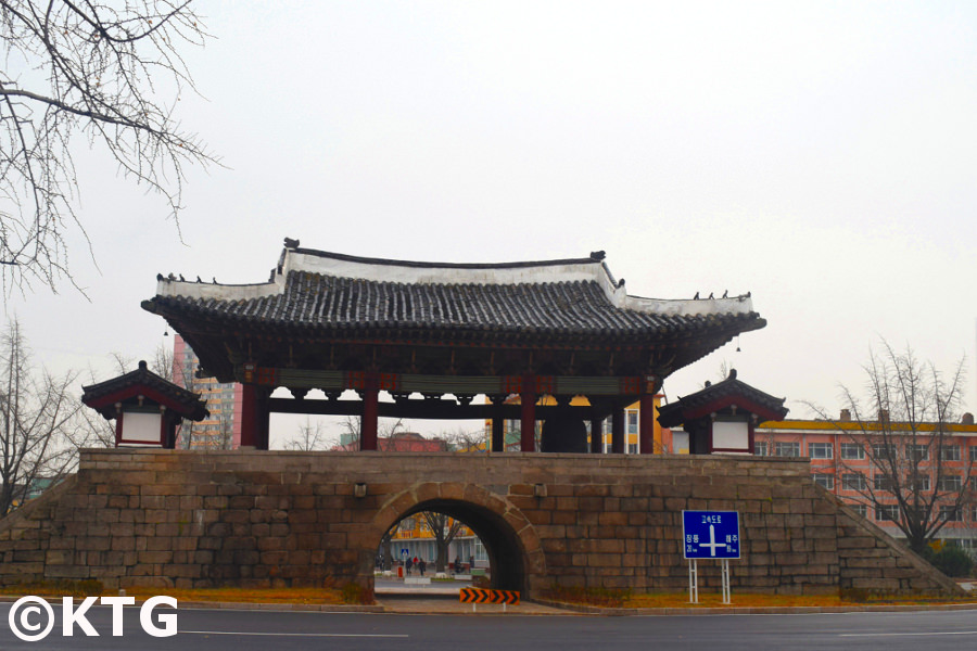 Nam Gate en la ciudad de Kaesong, Corea del Norte (RPDC). Este es un sitio del Patrimonio Mundial de la UNESCO. Visite la RPDC con KTG Tours. La ciudad de Kaesong fue la capital de la dinastía Koryo