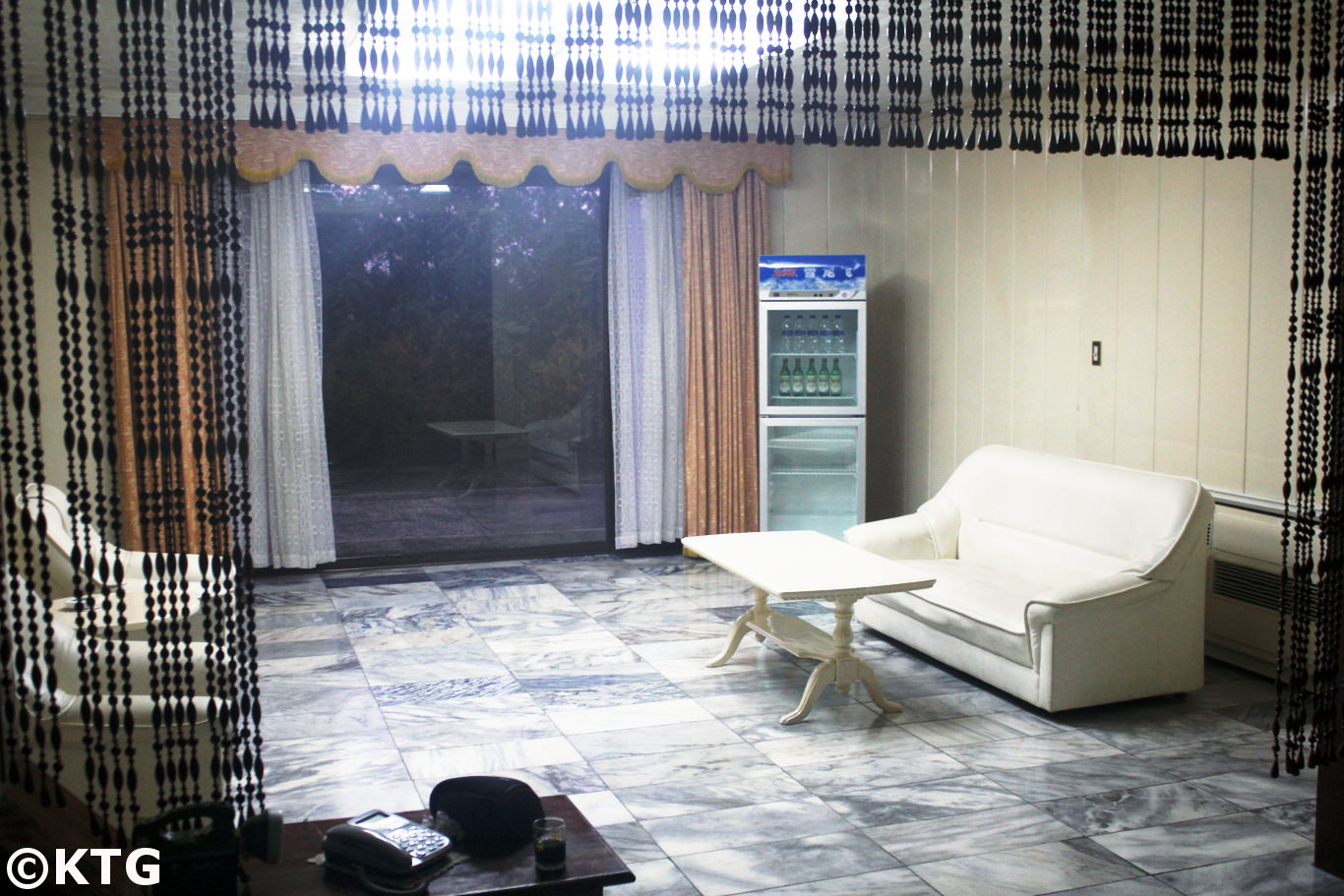
Sala de estar común en una villa en el Nampo Hot Spa Hotel en el condado de Onchon, cerca de la ciudad de Nampo, Corea del Norte (RPDC). Foto sacada por KTG Tours