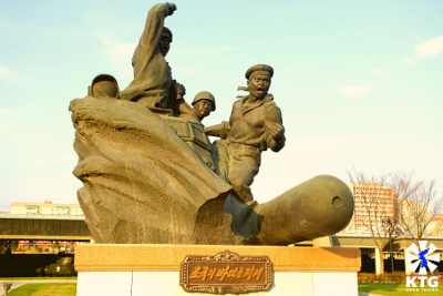 Statues au Musée de la guerre de libération de la patrie coréenne à Pyongyang, capitale de la Corée du Nord, RPDC. Photo prise par KTG Tours
