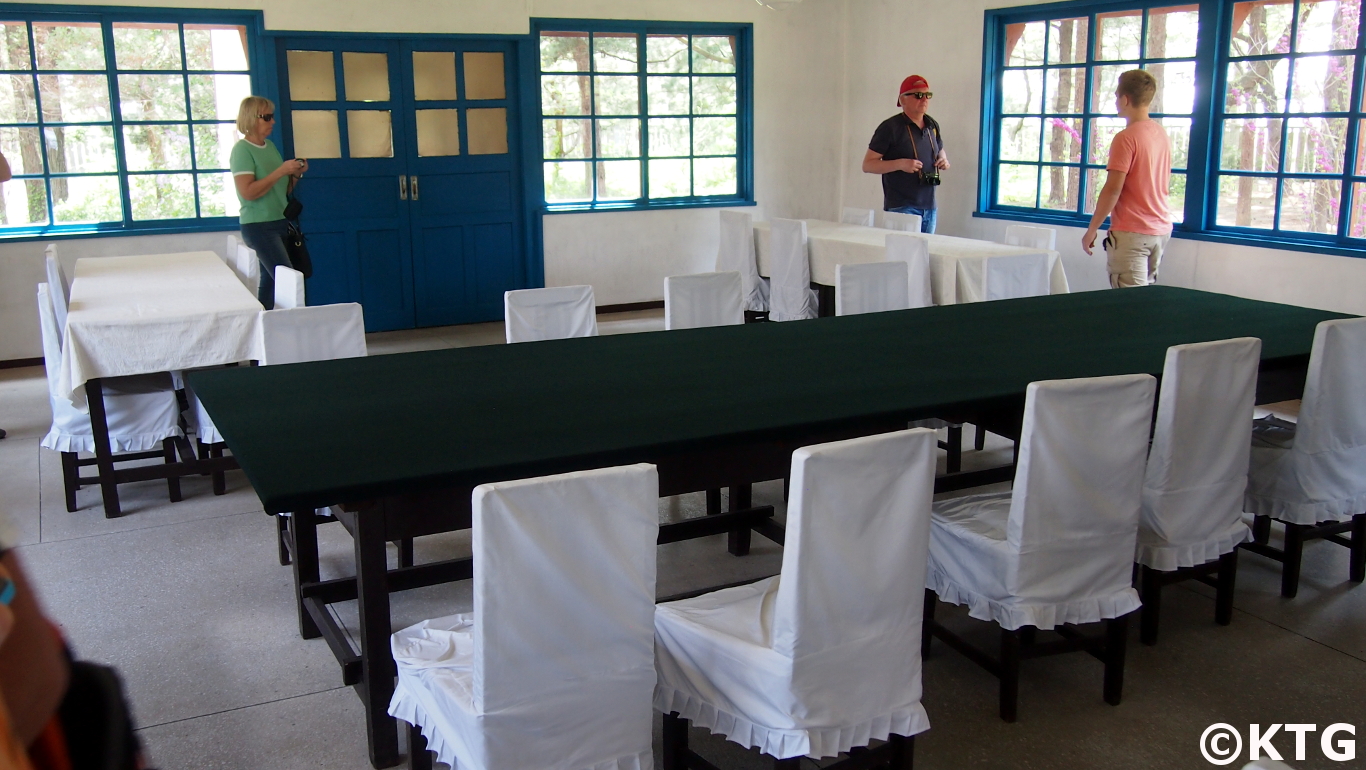 Esta es la sala donde tuvieron lugar las negociaciones entre la RPDC y la ONU / EE. UU. Durante la Guerra de Corea, 1950-1953. Las mesas y sillas son las originales utilizadas. Puede visitar este lugar si visita Panmunjom, la DMZ, desde Corea del Norte. Tour organizado por KTG Travel