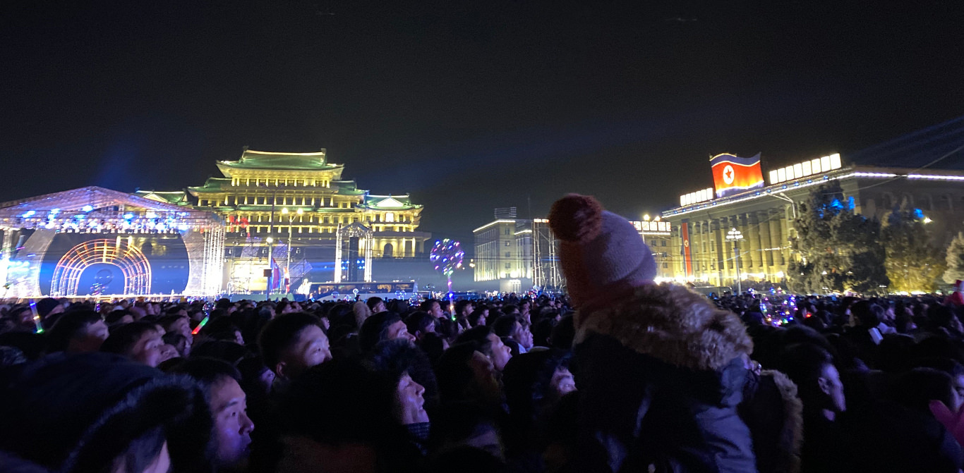 Célébration du Nouvel An sur la place Kim Il Sung, Pyongyang, capitale de la Corée du Nord, RPDC. Visite organisée par KTG Tours