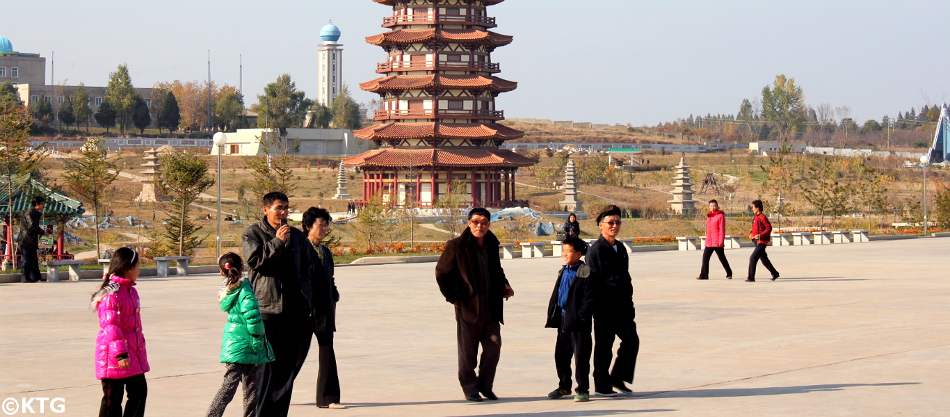 parque folclórico mini-Pyongyang en el otoño