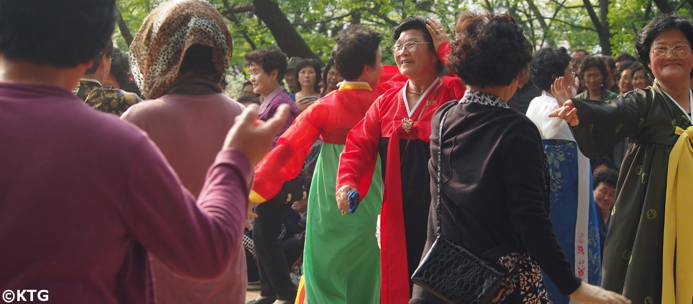 Bailes en el día del trabajador (primero de mayo) en Pyongyang capital de Corea del Norte
