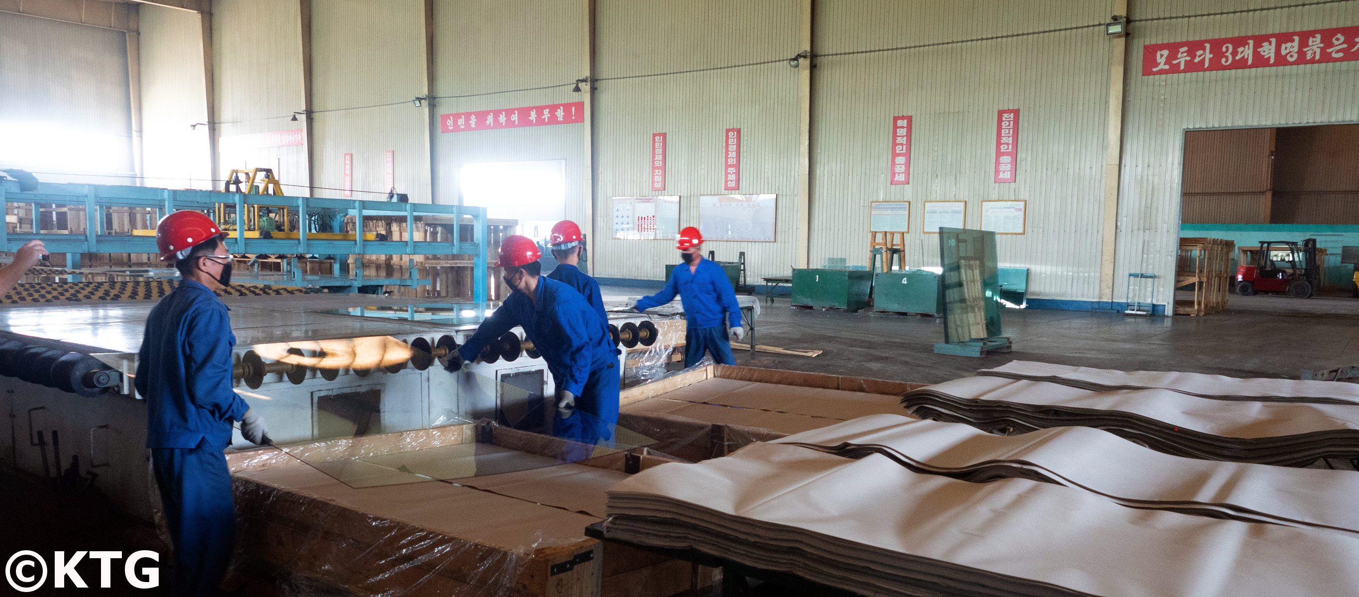 Usine de fabrication de verre de Tae'an près de la ville de Nampo en Corée du Nord (République populaire démocratique de Corée). Voyage organisé par KTG Tours